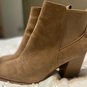 New— Womens boots size 9